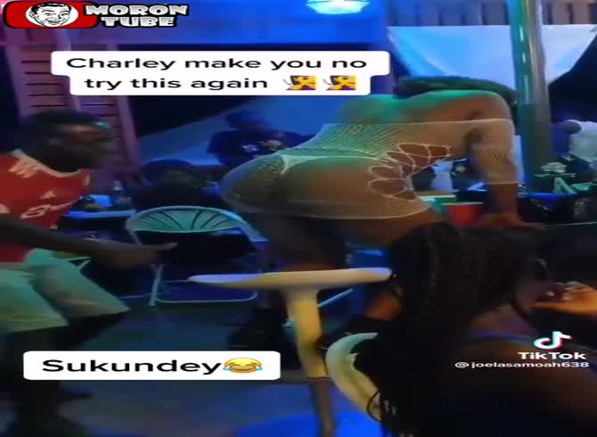 Video :He gives in to a basic yearning and pokes a stripper's buttocks with his thumb
